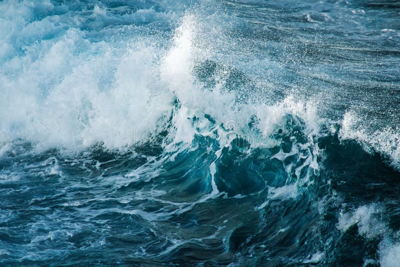 Μεγάλο θυελλώδες ωκεάνιο κύμα μπλε ύδωρ ανασκόπησης