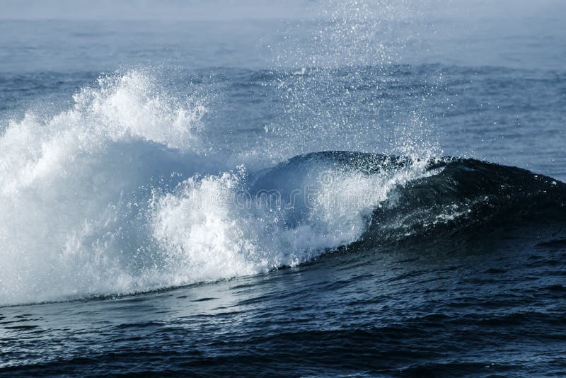 Μεγάλο θυελλώδες ωκεάνιο κύμα μπλε ύδωρ ανασκόπησης