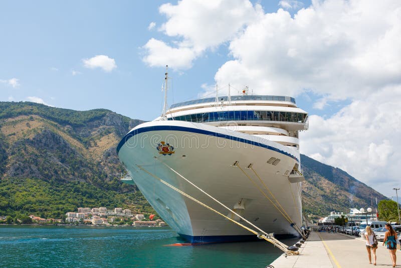 Μεγάλο κρουαζιερόπλοιο Riviera στον κόλπο Boka Kotorska στοκ φωτογραφία με δικαίωμα ελεύθερης χρήσης