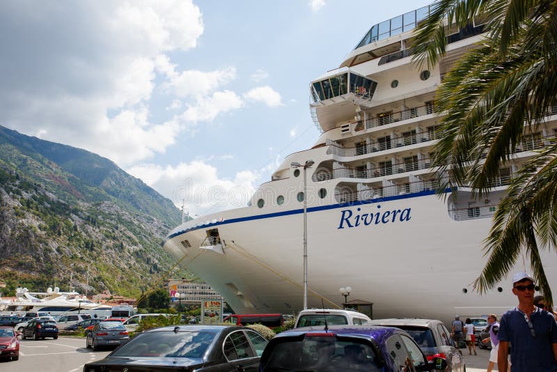 Μεγάλο κρουαζιερόπλοιο Riviera στον κόλπο Boka Kotorska στοκ εικόνες