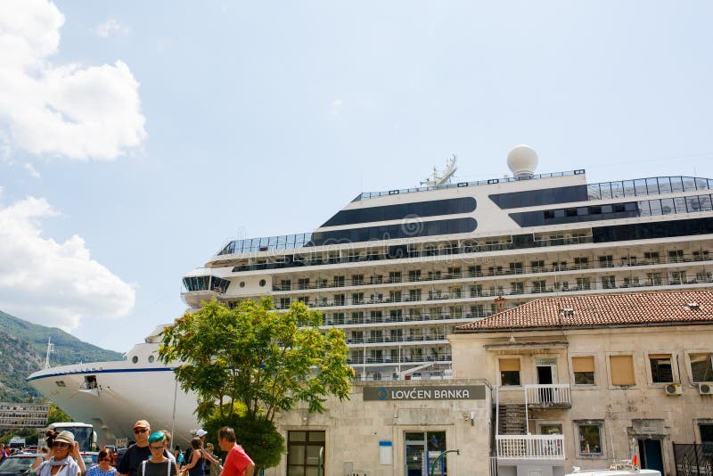 Μεγάλο κρουαζιερόπλοιο Riviera στον κόλπο Boka Kotorska στοκ εικόνα