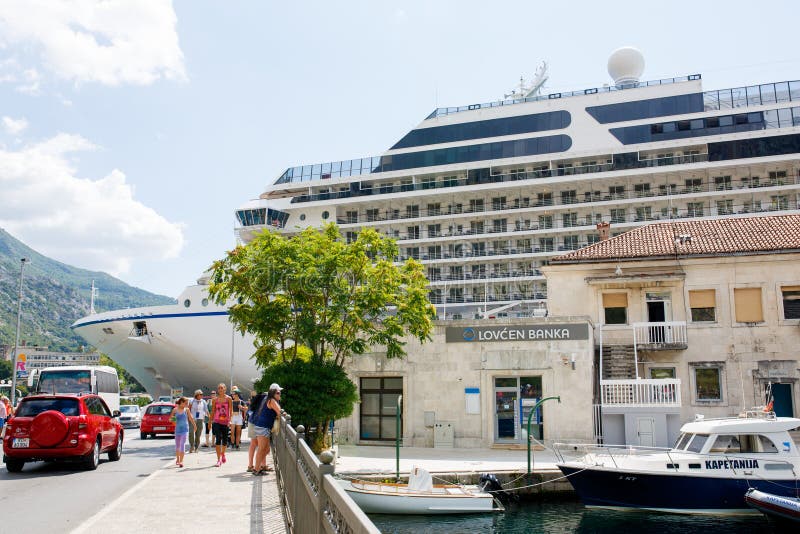 Μεγάλο κρουαζιερόπλοιο Riviera στον κόλπο Boka Kotorska στοκ εικόνες
