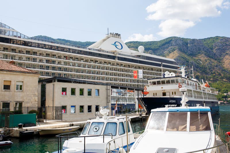 Μεγάλο κρουαζιερόπλοιο Riviera στον κόλπο Boka Kotorska στοκ εικόνες