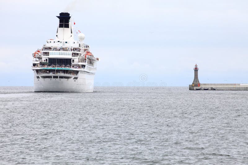 Μεγάλο κρουαζιερόπλοιο εν πλω στο Gdynia Πολωνία στοκ εικόνα