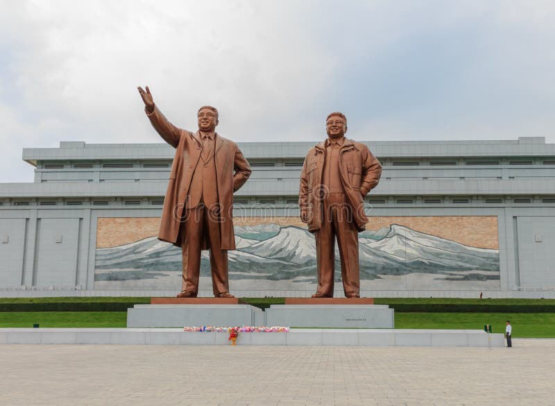 Μεγάλο μνημείο στο Hill Mansu στο Pyongyang στοκ φωτογραφία με δικαίωμα ελεύθερης χρήσης Μεγάλο μνημείο στο Hill Mansu στο Pyongyang στοκ φωτογραφία με δικαίωμα ελεύθερης χρήσης
