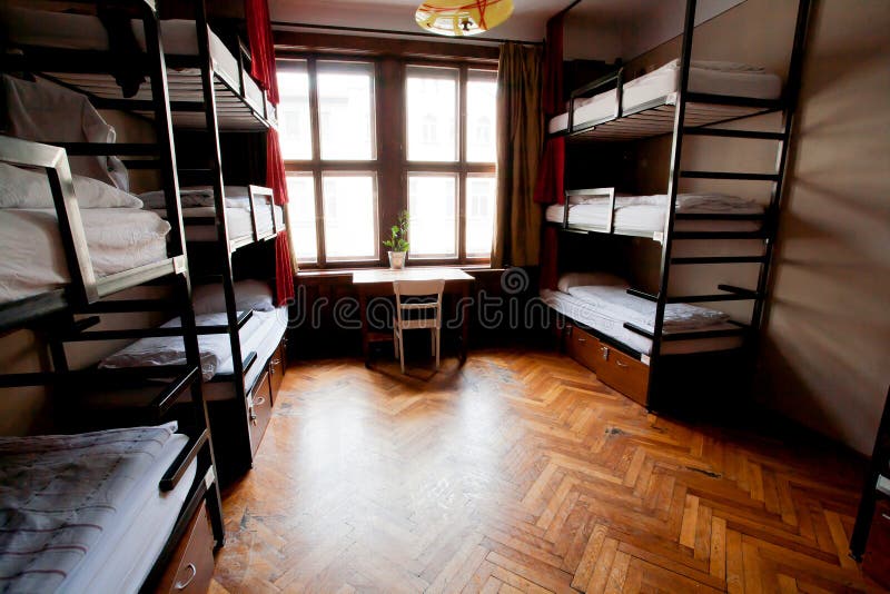 Μεγάλο παράθυρο στο δωμάτιο dorm του ευρωπαϊκού ξενώνα σπουδαστών με τα κρεβάτια επιπέδων στοκ εικόνα με δικαίωμα ελεύθερης χρήσης Μεγάλο παράθυρο στο δωμάτιο dorm του ευρωπαϊκού ξενώνα σπουδαστών με τα κρεβάτια επιπέδων στοκ εικόνα με δικαίωμα ελεύθερης χρήσης