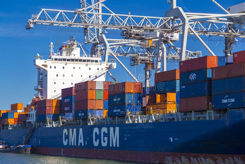 Μεγάλο σκάφος εμπορευματοκιβωτίων του CGM CMA που ξεφορτώνεται στο λιμένα του Ρότερνταμ στοκ εικόνα Μεγάλο σκάφος εμπορευματοκιβωτίων του CGM CMA που ξεφορτώνεται στο λιμένα του Ρότερνταμ στοκ εικόνα