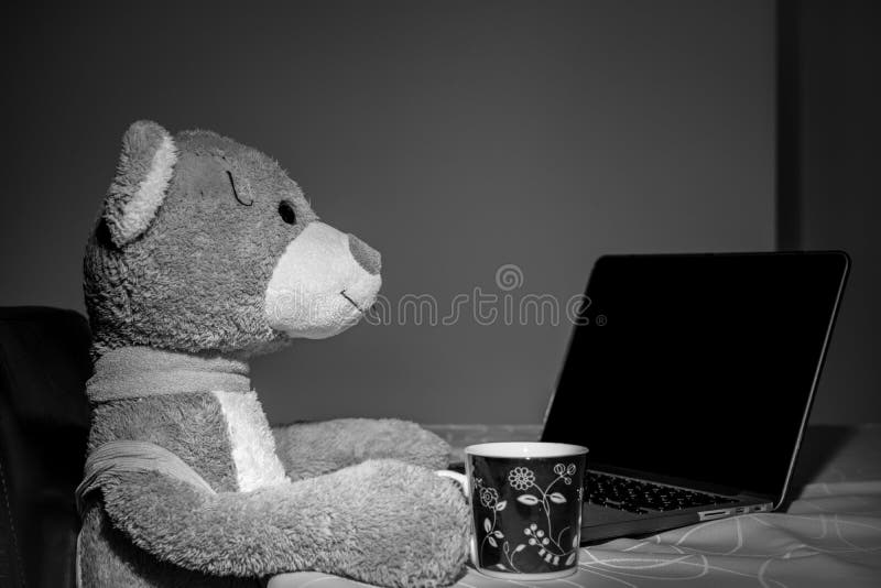 Μεγάλος teddy αντέχει τη συνεδρίαση παιχνιδιών στον πίνακα στοκ φωτογραφία με δικαίωμα ελεύθερης χρήσης Μεγάλος teddy αντέχει τη συνεδρίαση παιχνιδιών στον πίνακα στοκ φωτογραφία με δικαίωμα ελεύθερης χρήσης