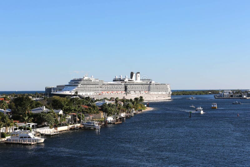 Μεγάλος λιμένας Everglades στο Fort Lauderdale, Φλώριδα φύλλων κρουαζιερόπλοιων στοκ εικόνες με δικαίωμα ελεύθερης χρήσης Μεγάλος λιμένας Everglades στο Fort Lauderdale, Φλώριδα φύλλων κρουαζιερόπλοιων στοκ εικόνες με δικαίωμα ελεύθερης χρήσης
