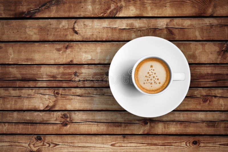 Μεγάλος ιταλικός καφές espresso σε ένα άσπρο φλυτζάνι στον ξύλινο πίνακα με τη μορφή Χριστουγέννων δέντρων αφρού στοκ εικόνα Μεγάλος ιταλικός καφές espresso σε ένα άσπρο φλυτζάνι στον ξύλινο πίνακα με τη μορφή Χριστουγέννων δέντρων αφρού στοκ εικόνα