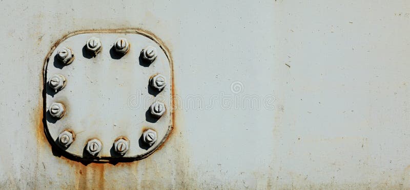 Μεγάλα καρύδια - και - μπουλόνια στο γκρίζο πιάτο χάλυβα της γέφυρας ραγών, αναμμένο από το φωτεινό ήλιο E στοκ φωτογραφία Μεγάλα καρύδια - και - μπουλόνια στο γκρίζο πιάτο χάλυβα της γέφυρας ραγών, αναμμένο από το φωτεινό ήλιο E στοκ φωτογραφία