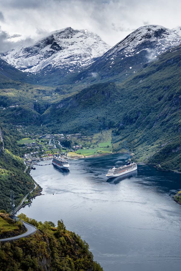 μεγάλα κρουαζιερόπλοια στο gerage fjord στοκ εικόνες