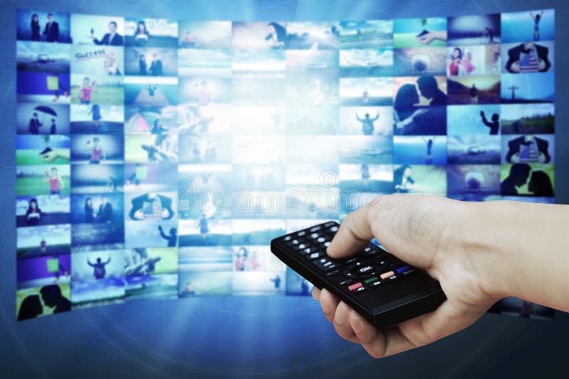 Μεγάλη επιτροπή LCD με τις εικόνες τηλεοπτικών ρευμάτων στοκ εικόνα με δικαίωμα ελεύθερης χρήσης Μεγάλη επιτροπή LCD με τις εικόνες τηλεοπτικών ρευμάτων στοκ εικόνα με δικαίωμα ελεύθερης χρήσης