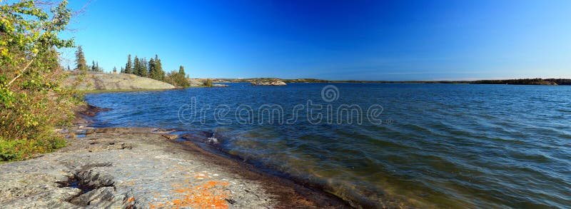 Μεγάλη λίμνη σκλάβων από το σημείο Tililo Tili, Yellowknife, βορειοδυτικά εδάφη, Καναδάς στοκ εικόνες Μεγάλη λίμνη σκλάβων από το σημείο Tililo Tili, Yellowknife, βορειοδυτικά εδάφη, Καναδάς στοκ εικόνες