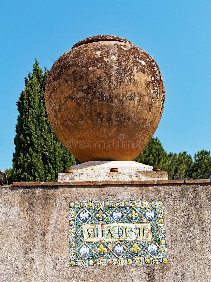 Μεγάλο κεραμικό δοχείο, βίλα δ ` Este, Tivoli, Ιταλία στοκ εικόνα Μεγάλο κεραμικό δοχείο, βίλα δ ` Este, Tivoli, Ιταλία στοκ εικόνα