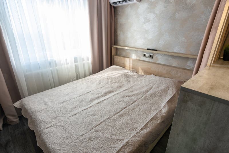 Μεγάλο κρεβάτι στο δωμάτιο ξενοδοχείου στοκ φωτογραφία Μεγάλο κρεβάτι στο δωμάτιο ξενοδοχείου στοκ φωτογραφία