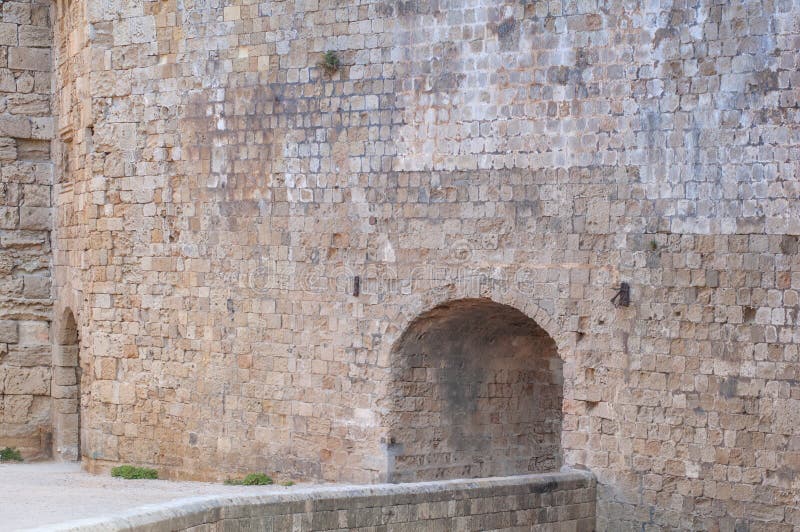 Μεγάλο κτήριο αρχιτεκτονικής πετρών τοίχων κάστρων με τη λεπτομέρεια εισόδων στοκ εικόνες με δικαίωμα ελεύθερης χρήσης Μεγάλο κτήριο αρχιτεκτονικής πετρών τοίχων κάστρων με τη λεπτομέρεια εισόδων στοκ εικόνες με δικαίωμα ελεύθερης χρήσης