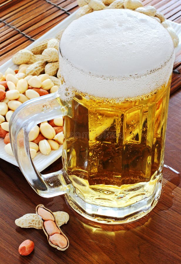 μεγάλο ποτήρι αναψυκτικού από κρύο lager στοκ φωτογραφίες