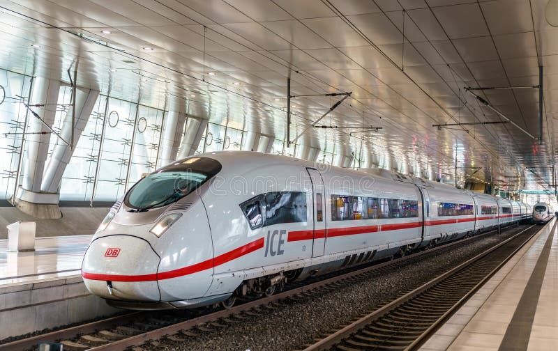 Μεγάλο τραίνο ICE 3 στο μεγάλης απόστασης σταθμό αερολιμένων της Φρανκφούρτης Γερμανία στοκ φωτογραφία