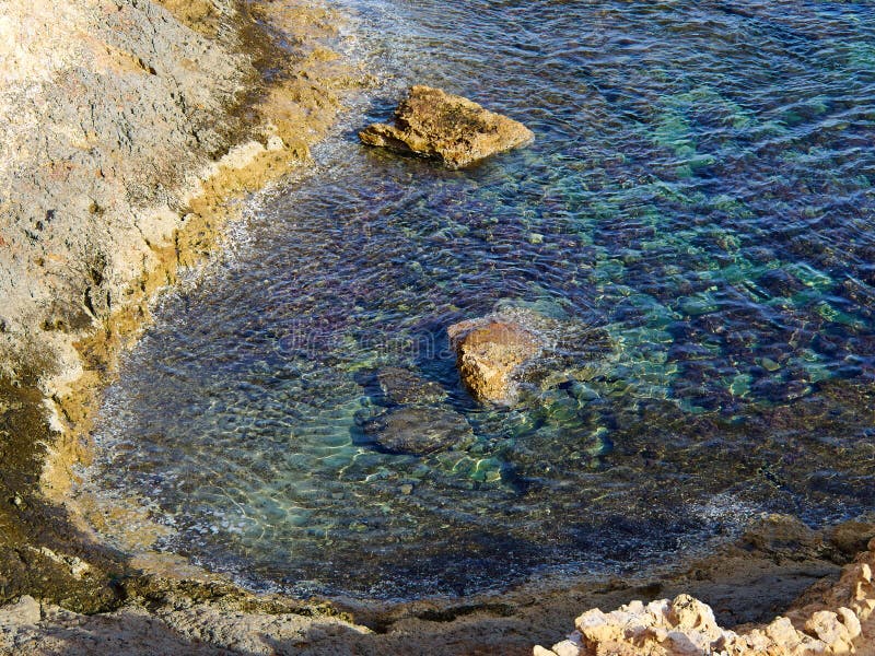 Μεγάλοι βράχοι από τη σαφή βαθιά μπλε θάλασσα ωκεάνιο Κόστα Μπλάνκα Ισπανία. Μεγάλοι βράχοι από τη σαφή βαθιά μπλε εικόνα υποβάθρου φύσης θερινών διακοπών Κόστα Μπλάνκα Ισπανία θάλασσας ωκεάνια