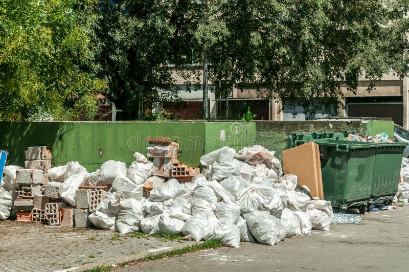 Μεγάλοι σωρός και σωρός των απορριμάτων και των παλιοπραγμάτων στα δοχεία πλαστικών τσαντών dumpster πλησίον στην οδό στην πόλη στοκ εικόνες Μεγάλοι σωρός και σωρός των απορριμάτων και των παλιοπραγμάτων στα δοχεία πλαστικών τσαντών dumpster πλησίον στην οδό στην πόλη στοκ εικόνες