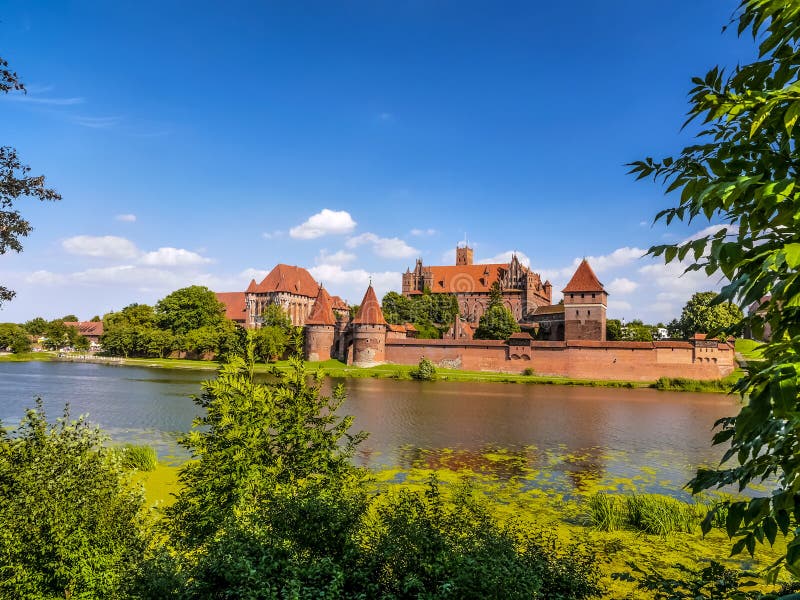 μεγαλύτερο malbork κάστρων οικοδόμησης τούβλου τραπεζών απέναντι από την όψη ποταμών στοκ φωτογραφίες με δικαίωμα ελεύθερης χρήσης μεγαλύτερο malbork κάστρων οικοδόμησης τούβλου τραπεζών απέναντι από την όψη ποταμών στοκ φωτογραφίες με δικαίωμα ελεύθερης χρήσης