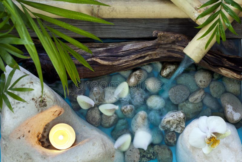 Μειωμένο ύδωρ stones spa στην ανασκόπηση έννοιας στοκ εικόνες με δικαίωμα ελεύθερης χρήσης Μειωμένο ύδωρ stones spa στην ανασκόπηση έννοιας στοκ εικόνες με δικαίωμα ελεύθερης χρήσης