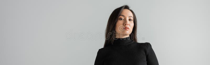 μελαχρινή ασιάτισσα επιχειρηματίας με μαύρη χελώνα στοκ εικόνες με δικαίωμα ελεύθερης χρήσης