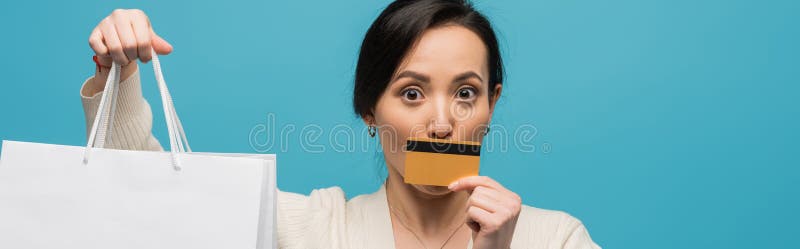 μελαχρινή ασιάτισσα κρατά τσάντες για ψώνια στοκ φωτογραφία με δικαίωμα ελεύθερης χρήσης