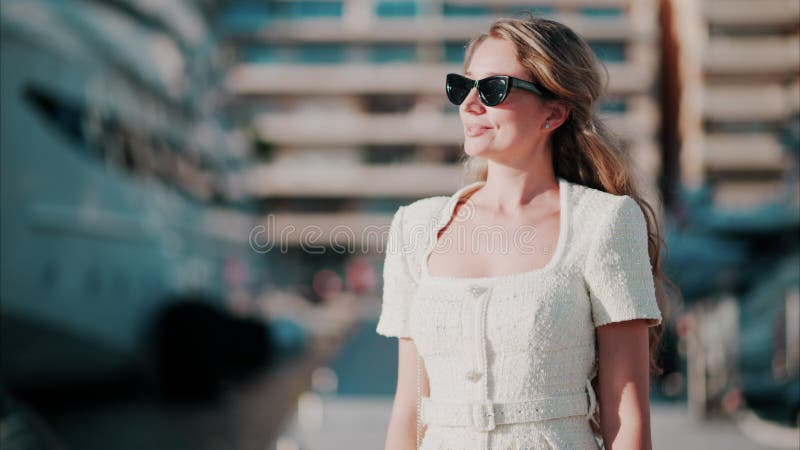 Μελαχρινή γυναίκα με λευκό φόρεμα απόθεμα βίντεο