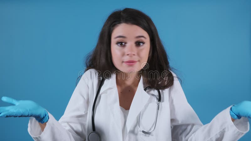 μελετημένος γιατρός με stethoscope κοιτάζει γύρω από το στούντιο απόθεμα βίντεο