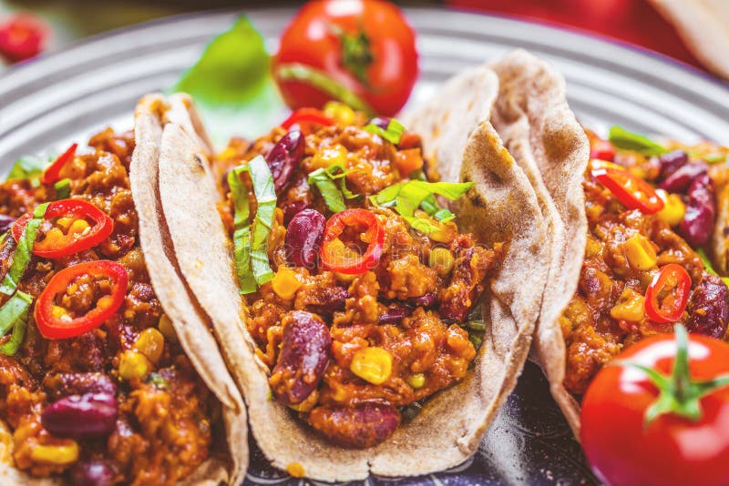 Μεξικάνικα tacos με το κρέας, τα φασόλια και το salsa Τοπ όψη στοκ φωτογραφίες Μεξικάνικα tacos με το κρέας, τα φασόλια και το salsa Τοπ όψη στοκ φωτογραφίες