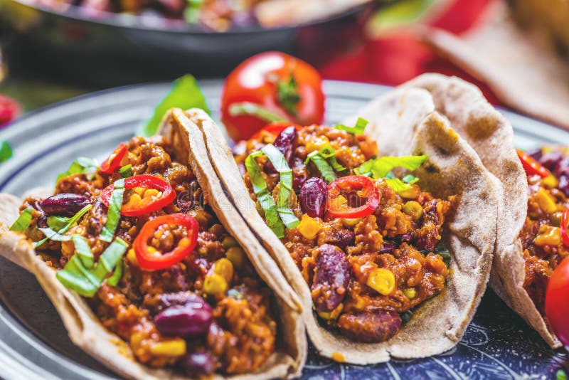 Μεξικάνικα tacos με το κρέας, τα φασόλια και το salsa Τοπ όψη στοκ φωτογραφία με δικαίωμα ελεύθερης χρήσης Μεξικάνικα tacos με το κρέας, τα φασόλια και το salsa Τοπ όψη στοκ φωτογραφία με δικαίωμα ελεύθερης χρήσης
