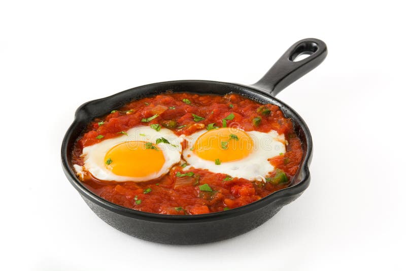 Μεξικάνικο πρόγευμα: Rancheros Huevos στο τηγανίζοντας τηγάνι σιδήρου που απομονώνεται στοκ εικόνα με δικαίωμα ελεύθερης χρήσης