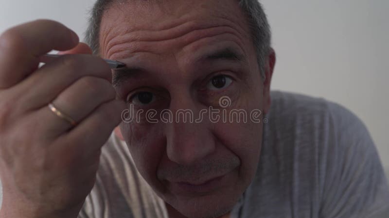 μεσήλικας άνδρας που κοιτάζει απόθεμα βίντεο