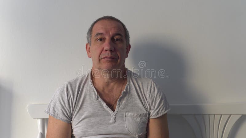 μεσήλικας άνδρας που κοιτάζει απόθεμα βίντεο