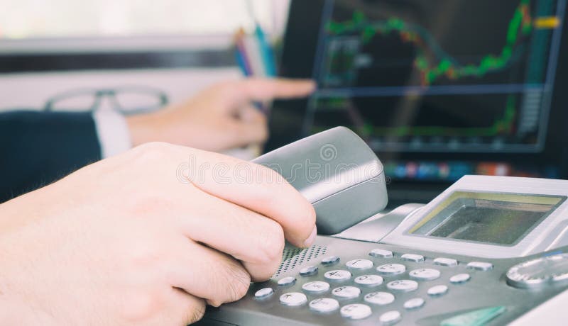 Μεσίτης που κάνει το τηλεφώνημα στον έμπορο αποθεμάτων για να κάνει τα σχέδια στοκ εικόνες Μεσίτης που κάνει το τηλεφώνημα στον έμπορο αποθεμάτων για να κάνει τα σχέδια στοκ εικόνες