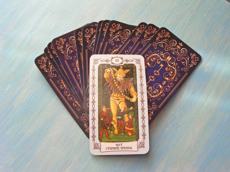 Μεσαιωνικός στενός επάνω καρτών Tarot με το ρωσικό τίτλο οι γέφυρες Tarot ανόητων στο μπλε ξύλινο υπόβαθρο στοκ εικόνες με δικαίωμα ελεύθερης χρήσης Μεσαιωνικός στενός επάνω καρτών Tarot με το ρωσικό τίτλο οι γέφυρες Tarot ανόητων στο μπλε ξύλινο υπόβαθρο στοκ εικόνες με δικαίωμα ελεύθερης χρήσης