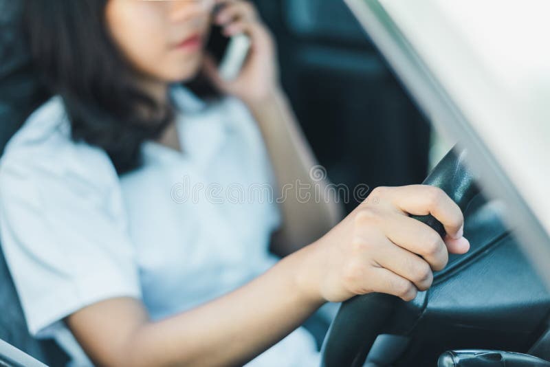 Μεταφορά και έννοια οχημάτων - άτομο που χρησιμοποιεί το τηλέφωνο οδηγώντας το αυτοκίνητο στοκ φωτογραφία με δικαίωμα ελεύθερης χρήσης Μεταφορά και έννοια οχημάτων - άτομο που χρησιμοποιεί το τηλέφωνο οδηγώντας το αυτοκίνητο στοκ φωτογραφία με δικαίωμα ελεύθερης χρήσης