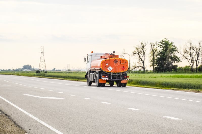 Μεταφορά των εύφλεκτων υγρών truck στοκ φωτογραφία με δικαίωμα ελεύθερης χρήσης Μεταφορά των εύφλεκτων υγρών truck στοκ φωτογραφία με δικαίωμα ελεύθερης χρήσης