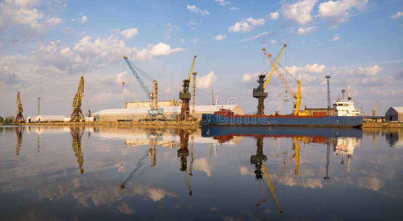 Μεταφορά χύδην φορτίου που δένεται στην αποβάθρα, και πολυάσχολη με τις διαδικασίες φορτίου στοκ φωτογραφία Μεταφορά χύδην φορτίου που δένεται στην αποβάθρα, και πολυάσχολη με τις διαδικασίες φορτίου στοκ φωτογραφία