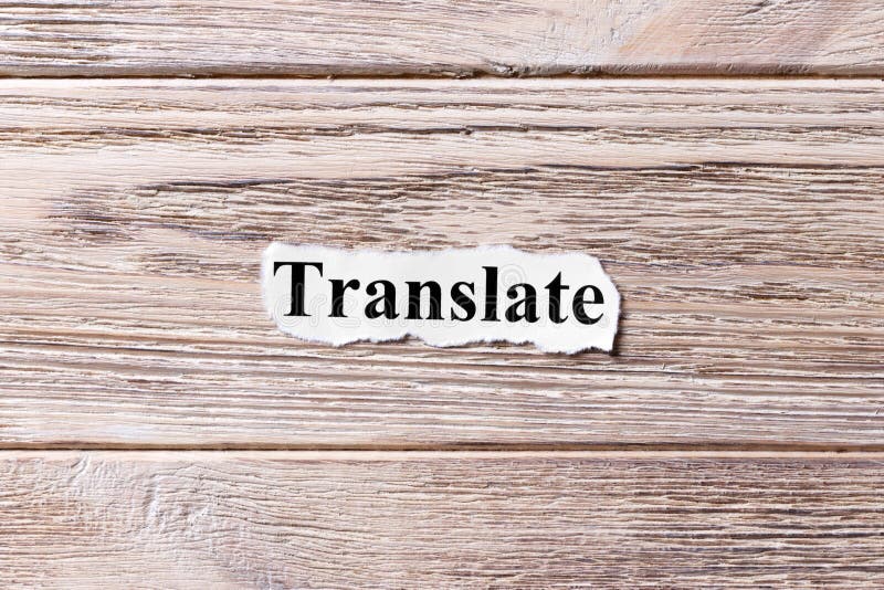 Μεταφράστε της λέξης σε χαρτί Έννοια Λέξεις Translate σε ένα ξύλινο υπόβαθρο στοκ εικόνα με δικαίωμα ελεύθερης χρήσης