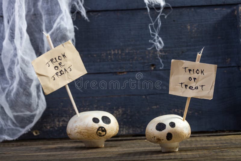 Μεταχειριστείτε ή εξαπατήστε champignons φαντασμάτων στοκ φωτογραφία με δικαίωμα ελεύθερης χρήσης Μεταχειριστείτε ή εξαπατήστε champignons φαντασμάτων στοκ φωτογραφία με δικαίωμα ελεύθερης χρήσης