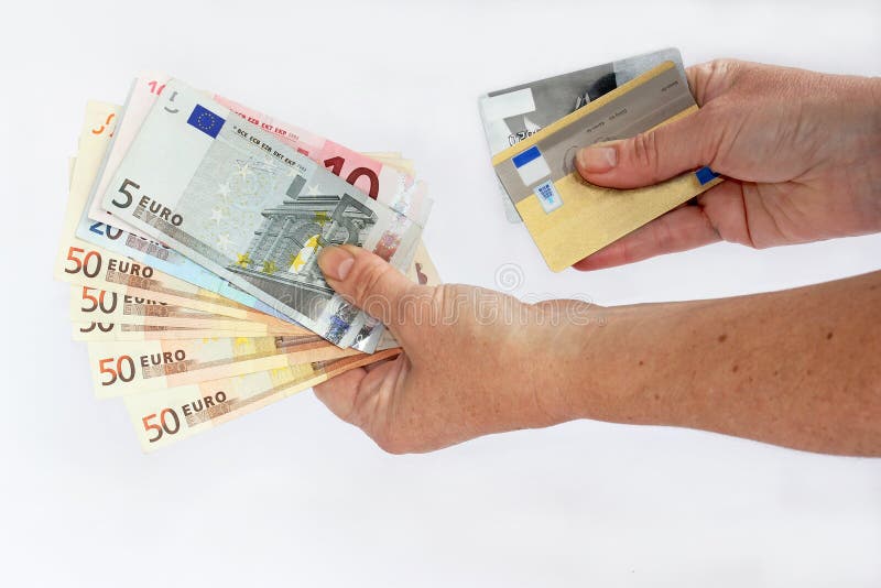 Μετρητά ή πιστωτική κάρτα στοκ φωτογραφία με δικαίωμα ελεύθερης χρήσης Μετρητά ή πιστωτική κάρτα στοκ φωτογραφία με δικαίωμα ελεύθερης χρήσης