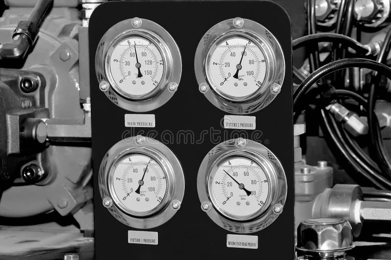 Μετρώντας συσκευή με τα μανόμετρα Γραπτός που τονίζεται στοκ φωτογραφία με δικαίωμα ελεύθερης χρήσης Μετρώντας συσκευή με τα μανόμετρα Γραπτός που τονίζεται στοκ φωτογραφία με δικαίωμα ελεύθερης χρήσης