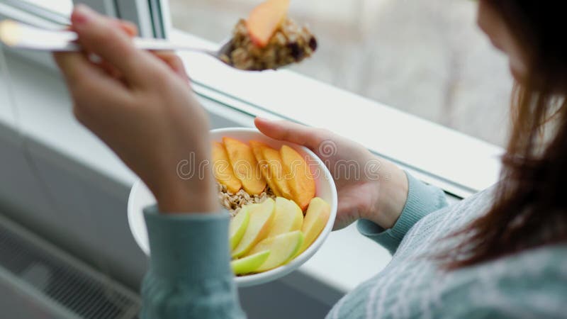 μη αναγνωρίσιμα γυναικεία χέρια κρατούν πιάτο με θρεπτικό πρωινό για χορτοφάγα απόθεμα βίντεο