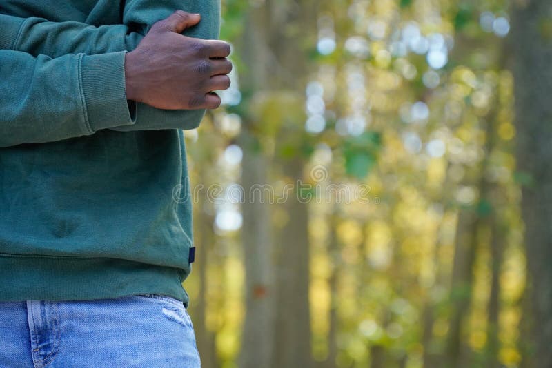 μη αναγνωρίσιμο αφρικανικό άτομο με σταυρωμένα χέρια στοκ εικόνες