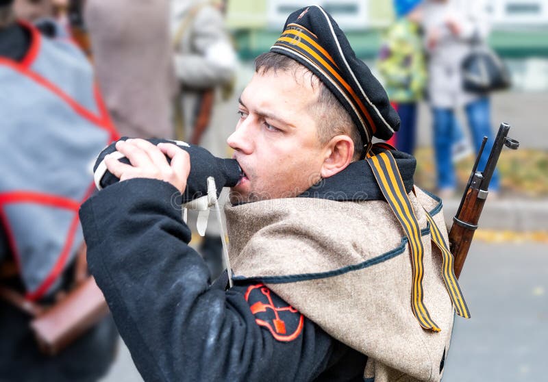 Μη αναγνωρισμένο μέλος της ιστορικής μάχης αναπαράστασης στο ναυτικό ομοιόμορφο στοκ φωτογραφίες με δικαίωμα ελεύθερης χρήσης Μη αναγνωρισμένο μέλος της ιστορικής μάχης αναπαράστασης στο ναυτικό ομοιόμορφο στοκ φωτογραφίες με δικαίωμα ελεύθερης χρήσης