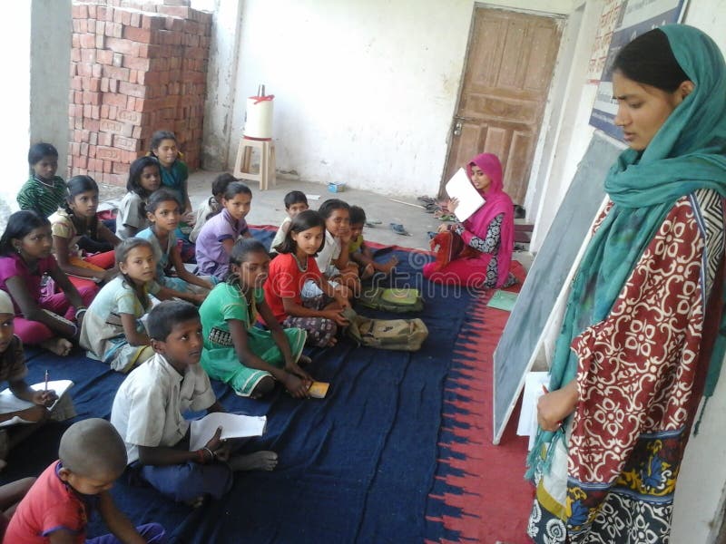 μη σχολικά και παράτυπα παιδιά διδάσκονται σε άτυπο σχολείο το οποίο λειτουργεί από την goodweaver india trust.