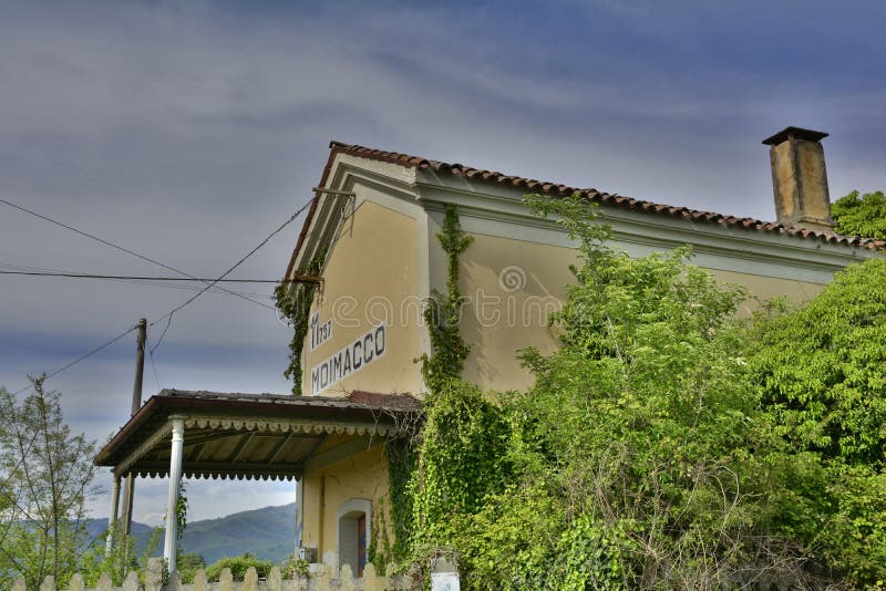 Μη χρησιμοποιούμενος σταθμός τρένου σε Moimacco στοκ φωτογραφίες Μη χρησιμοποιούμενος σταθμός τρένου σε Moimacco στοκ φωτογραφίες